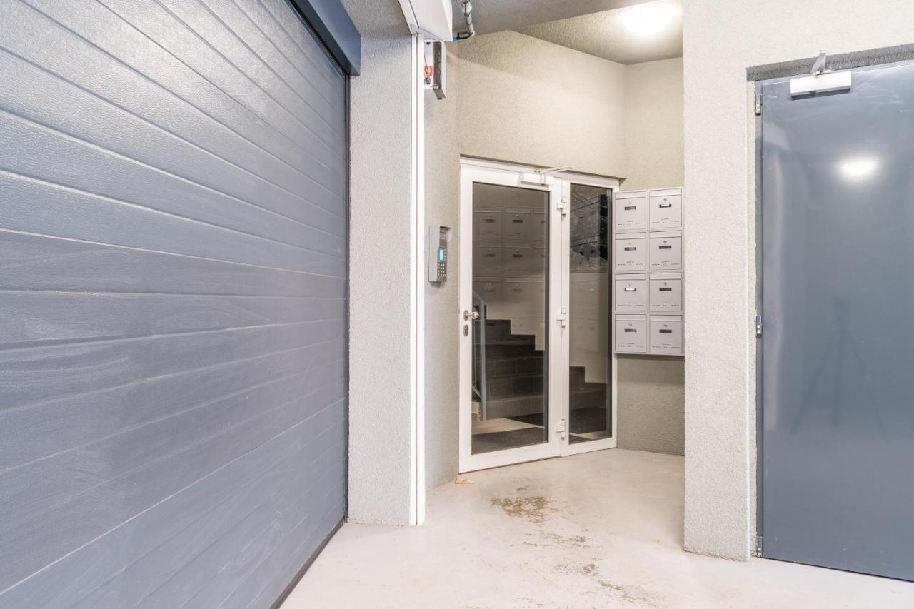 Brand New Two Room Apartment #34 With Free Secure Parking In The Center Prague Exterior photo